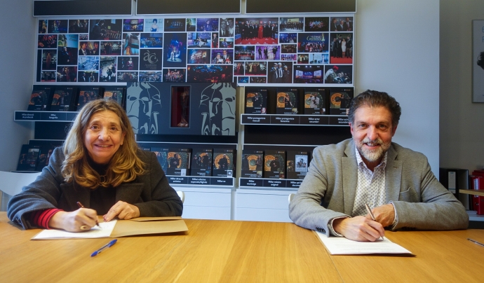 Isona Passola i Pep Morella signant el conveni entre la FAC i l'Academia del Cinema Català. Font: Federació d'Ateneus de Catalunya