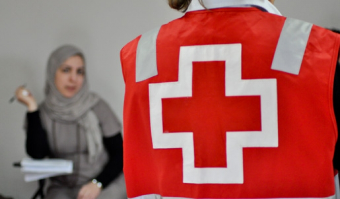 Treballadora de Creu Roja atenent a una persona immigrant. Font: Creu Roja Sabadell Font: 