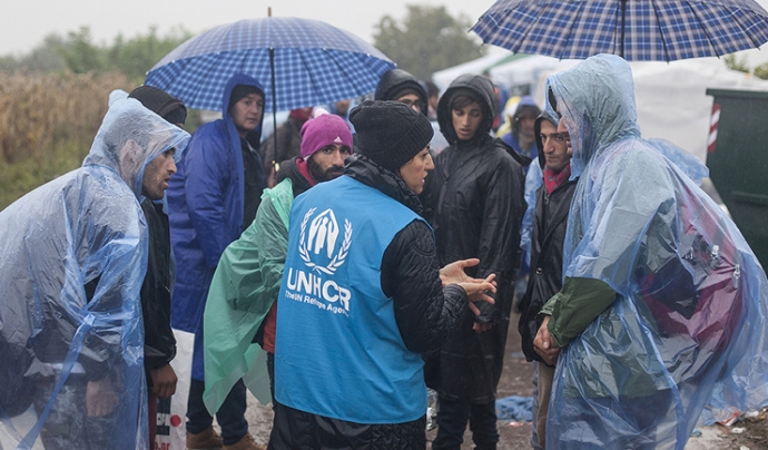 Una treballadora de l'ACNUR parlant amb persones refugiades a Croàcia Font: 