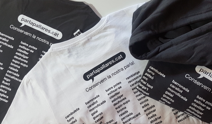 L'associació Cambuleta edita llibres i fa samarretes per promoure l’ús de la parla pallaresa. Font: Cambuleta