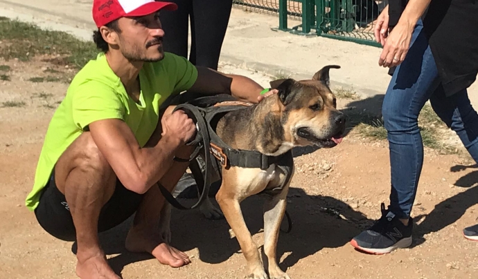 El corredor Daniel Amo, famós per córrer descalç, participa en la campanya 1€ = 1 veterinari Font: Societat Protectora Animals de Mataró
