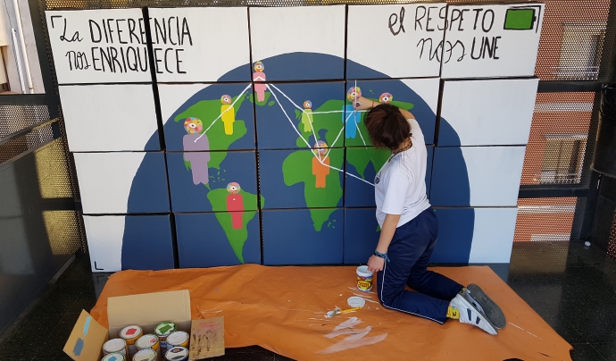 Una alumna treballa un dels materials de l'exposició sensibilitzadora que es pot visitar al Casal de Barri Torre La Sagrera. Font: [Rec]fugiades. Font: [Rec]fugiades