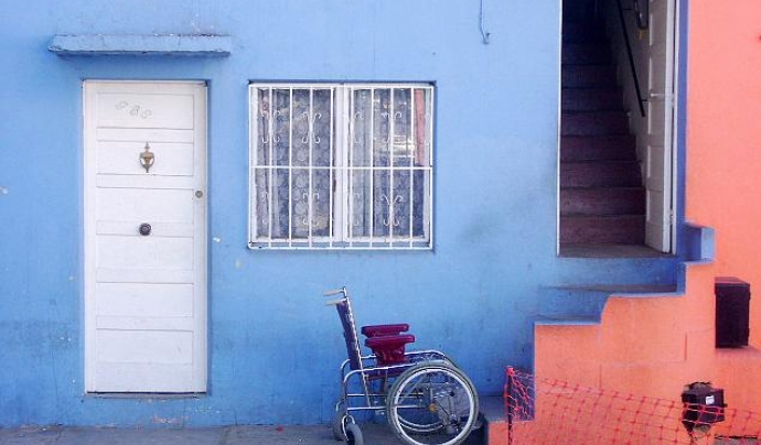 Barreres que troben algunes persones discapacitades. Font: panshipanshi (flickr) Font: 