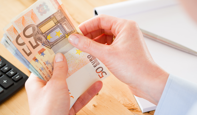 El salari mínim interprofessional passa de 1.000 euros bruts al mes a 1.080. Font: Canva.