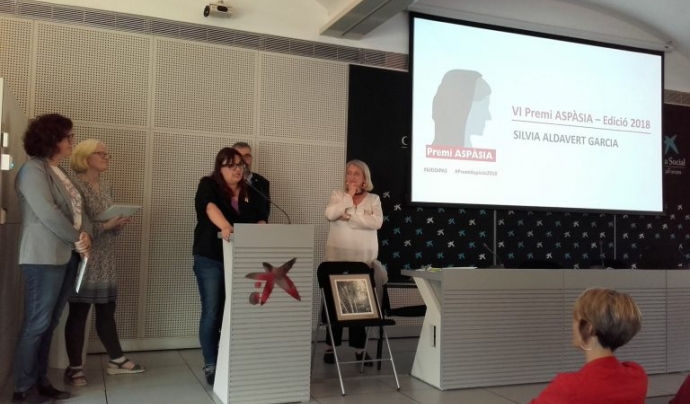 Sílvia Aldavert en el moment de rebre el Premi ASPÀSIA 2018 que entregava la xarxa de Dones Directives i Professionals de l’Acció Social (DDiPAS). Font: DDIPAS