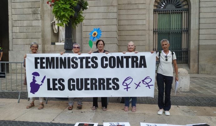 Dones x Dones són feministes antimilitaristes i estan vinculades a Ca la Dona, a Barcelona. Font: Dones x Dones