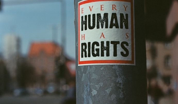 La Declaració Universal dels Drets Humans reconeix que "tots els éssers humans neixen lliures i iguals en dignitat i en drets". Font: CC Unsplash