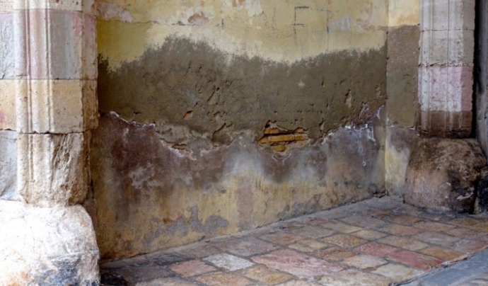 Les humitats i filtracions ja afecten a la tercera part de moltes façanes de l'edifici, inclús s'han detectat deformacions en algun mur.  Font: SOS Monuments