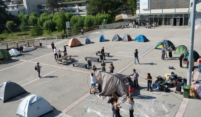 Una setantena de joves es van instal·lar a la plaça Cívica de la UAB durant set dies. Font: End fossil Barcelona
