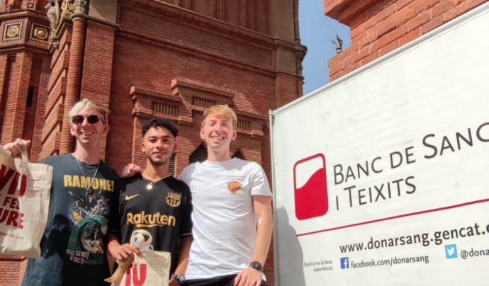 Dos joves donants en un punt mòbil instal·lat a la zona de l'Arc de Triomf de Barcelona. Font: Banc de Sang i Teixits