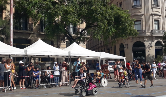 Trenta nens i nenes amb mobilitat reduïda van córrer el 14 d’agost a l’Avinguda de la Catedral de Barcelona. Font: María Isabel Vergara