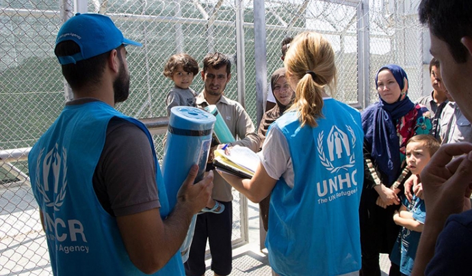 Voluntaris d'ACNUR atenent refugiats. Font: eacnur.org Font: 