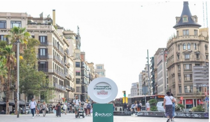 L'ONG Educo ha instal·lat un plat buit a la plaça Universitat de Barcelona per demanar més recursos per a les beques menjador. Font: Educo