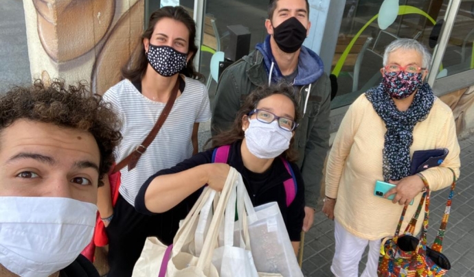 Persones voluntàries i escoles han participat en l’estudi mesurant la contaminació de l’aire als carrers de la ciutat.  Font: ADENC