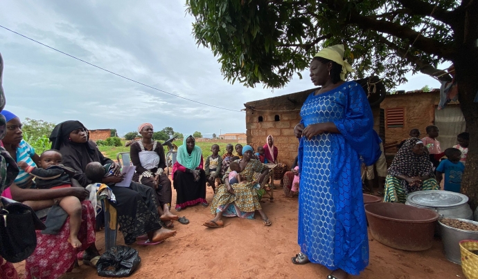 Solange Traoré, presidenta de la Federació Hakilisigui, explica el projecte a l’Associació Benkade, que es dedica a produir Beurre de Karité. Font: ONG NouSol
