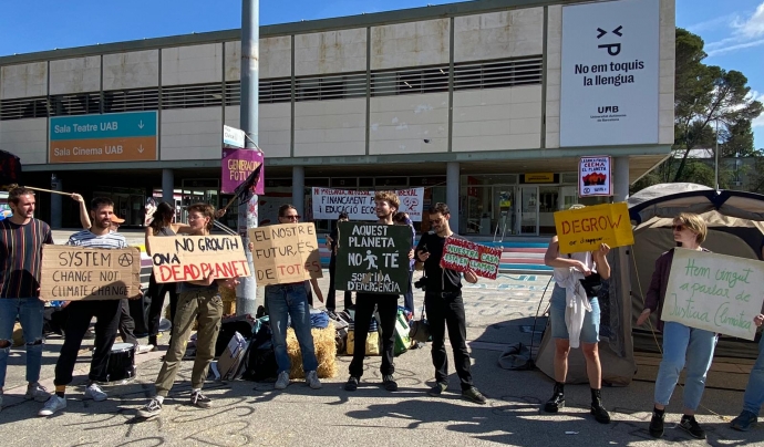 Nova ocupació de joves activistes climàtiques a les universitats, aquest cop a la Universitat Autònoma de Barcelona. Font: Eli Pallarés