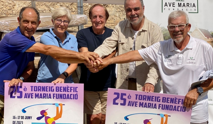 La vicepresidenta del Club de Golf Terramar fa entrega junt amb els organitzadors del Torneig Benèfic, 20 llits elèctrics a la Fundació Ave Maria Font: Fundació Ave Maria