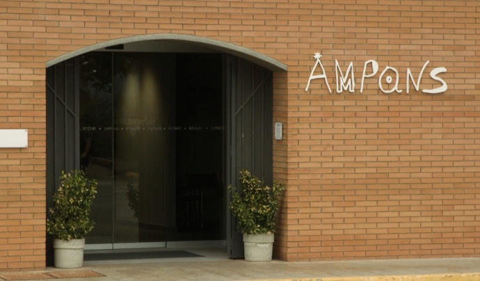 Façana i entrada principal de l'edifici 'Masia' de la Fundació Ampans Font: Marta Catena