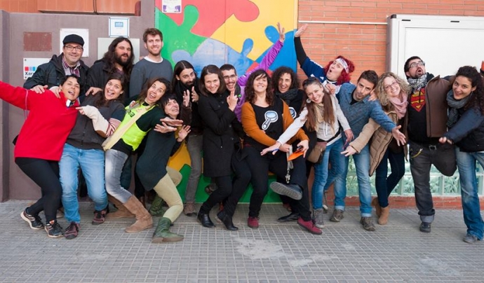 Foto de grup davant de la seu de la Fundació Marianao. Font: Pàgina de Facebook de l'entitat