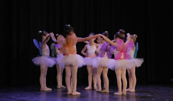 L'Esbart coordina una escola de dansa que compta amb una cinquantena d’alumnes i sis mestres les quals, endinsen a nens i nenes a la disciplina del ballet clàssic. Font: Esbart Sant Martí
