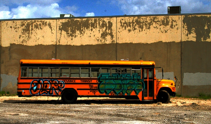 Autobus pintat i abandonat. Font: eschipul (flickr.com) Font: 