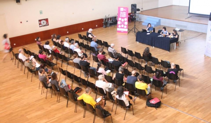 El centre cívic del Prat de Llobregat durant la xerrada sobre l'impacte de l'economia solidària en les comunitats locals Font: XES