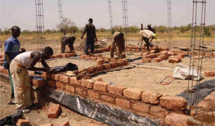Construint una escola a Burkina Faso Font: 