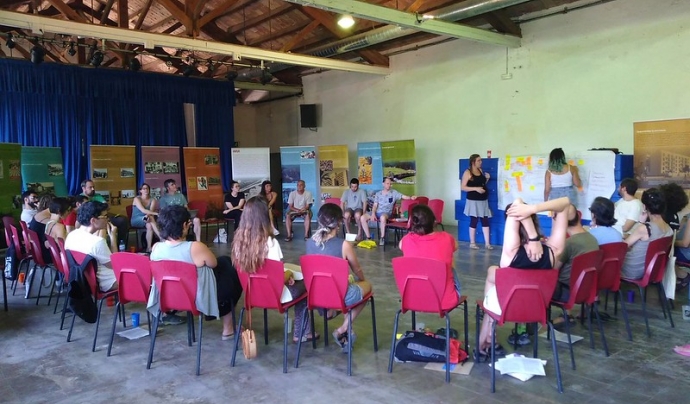 Imatge d'una de les sessions a les jornades de convivència als Caus de Mura durant l'Escola d'Estiu 2019. Font: Xarxa d’Economia Solidària