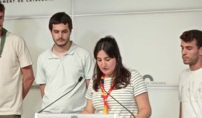 La coordinadora de relacions de MEG, Sandra Ceballos, i el portaveu de la cooperativa Eina, Pau Cruz, s’han encarregat de presentar les esmenes. Font: CNJC