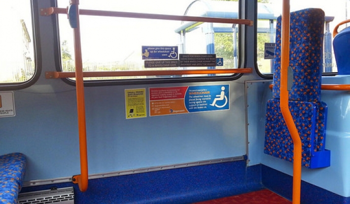 Espai reservat per cadires de rodes en un autobús Font: 