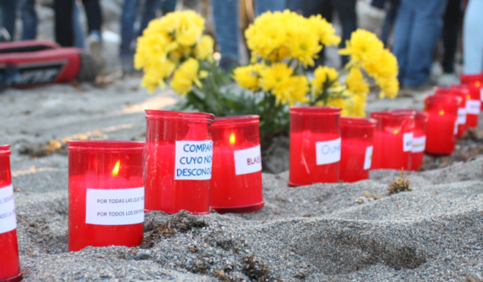 L'organització proposa portar espelmes a les concentracions amb els noms de les persones que van perdre la vida.  Font: APDHA