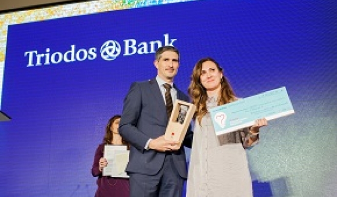Estrella Galán, secretària general de CEAR recollint el premi. Font: Triodos bank Font: 