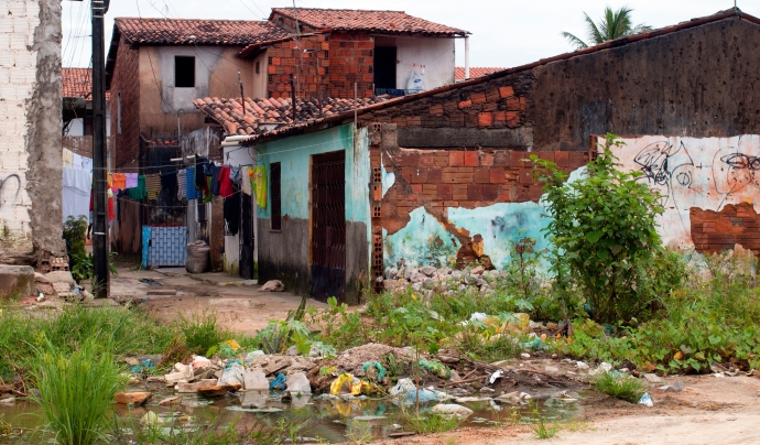 Un estudi realitzat a Brasil en el qual ha participat l'ISGlobal, determina que les desigualtats socials, la pobresa i el racisme poden augmentar el risc a tenir sida. Font: Adobe Stocks