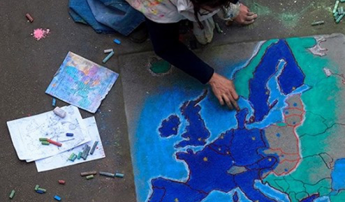 Infant dibuixant el mapa d'Europa. Font: Facebook de la Comissió Europea Font: 