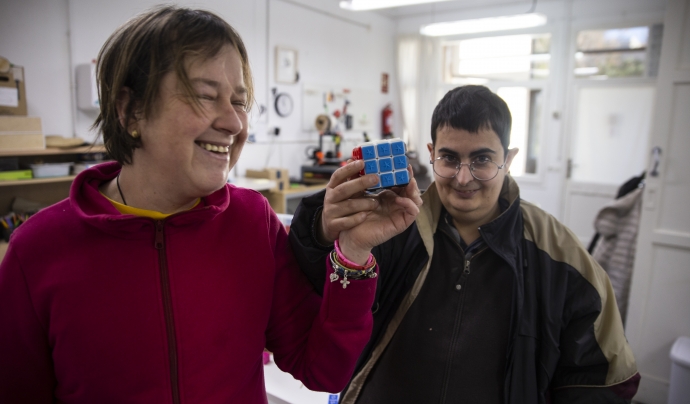 L'Eva i el Pablo mostren un cub de Rubik que han fet amb fabricació digital al taller maker d'Estimia. Font: Carla Fajardo Martín