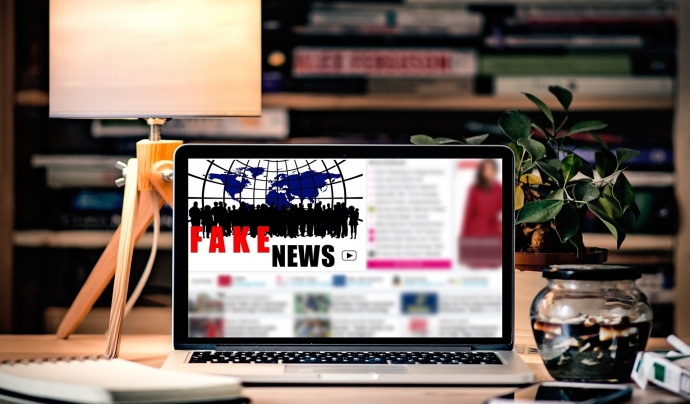 Un ordinador portàtil amb un cercador de notícies obert i una finestra amb el missatge 'fake news'. Font: NoName_13 (Pixabay)