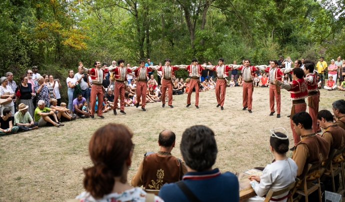 Aprofitant l'espai natural que ofereix la localitat de Les Preses, Ésdansa celebra alguns dels seus espectacles en plena natura, dins de l'itinerari 'Dansa i Paisatge'. Font: Ésdansa