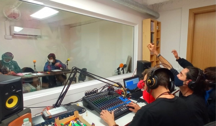 Participants de la Fundació Àmbit Prevenció gravant el podcast 'El lado oscuro del Raval' a la cooperativa Colectic. Font: Fundació Àmbit Prevenció