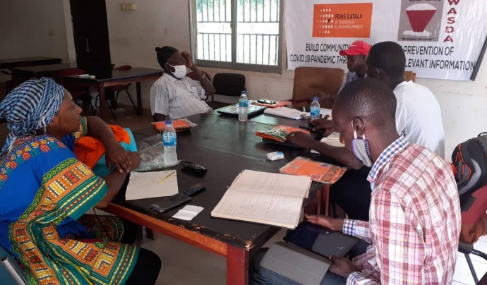 Reunió d’orientació dels facilitadors de la comunitat abans d’anar al terreny per a la sensibilització sobre mesures de seguretat contra la Covid-19 a Upper River Region-URR (Gàmbia). Font: FCCD - Entitat WASDA