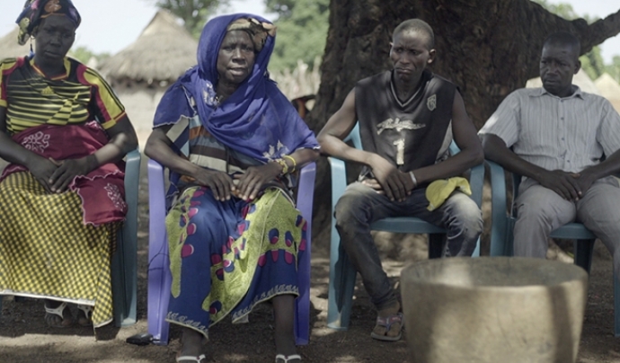 D'esquerra a dreta, la germana, la mare i els dos germans de Diallo a Tindila, Guinea Conakry. Font: Metromuster Font: 