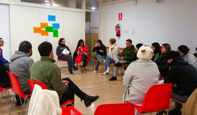 La sensibilització es reforça amb sessions de formació i sensibilització sobre temes com la justícia global i els drets humans que imparteixen des d’entitats especialitzades. Font: Centre i Teatre Sarrià