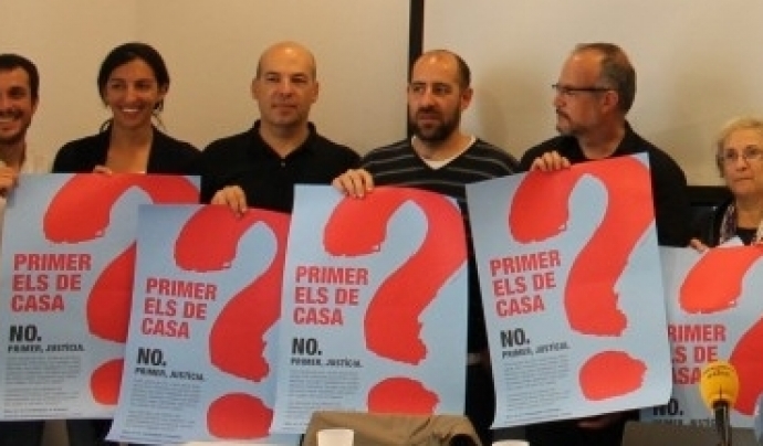Foto de grup en la presentació de la campanya antiracista No votis injustícia Font: 