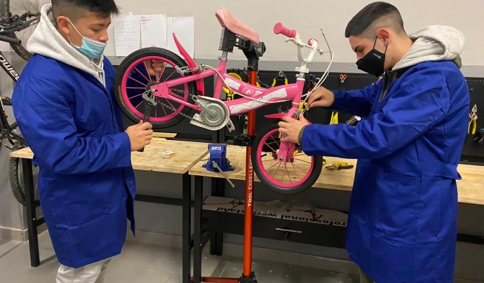 Al taller es reparen bicicletes per donar a famílies en situació de vulnerabilitat. Font: Fundació Main