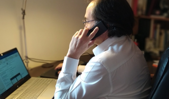 En Carles, un voluntari del servei, atén una trucada per donar suport emocional a la ciutadania. Font: Fundació Ajuda i Esperança