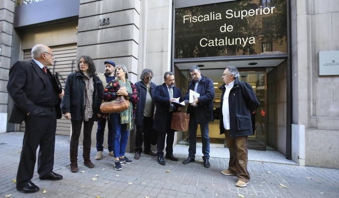 Integrants d'Aprodeme davant la Fiscalia de Catalunya on van presentar la denúncia Font: Ferran Nadeu