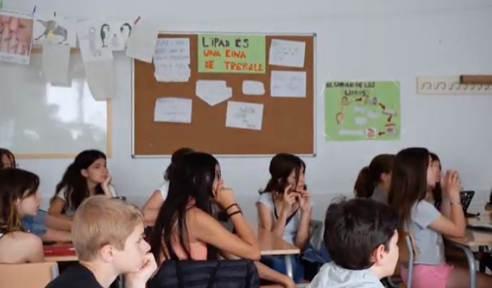Alumnes a classe. Fotograma del documental Font: "Curiosos, cooperatius, lliures"