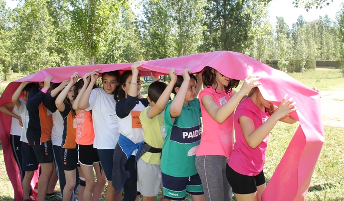 Imatge d'una de les activitats que els infants duen a terme en aquesta festa anual de l’esport cooperatiu. Font: EscolesCoop