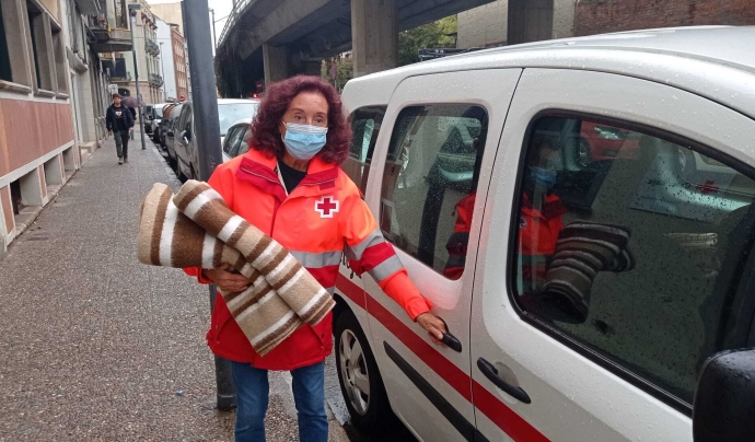 L'arribada del fred complica molt la situació de les persones sense llar i entitats com Creu Roja Girona distribueixen mantes. Font: Creu Roja Girona