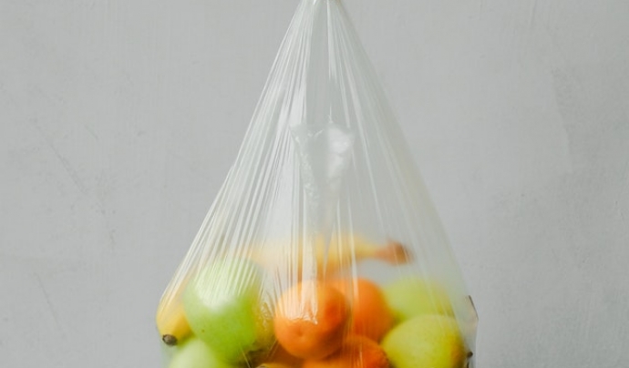 Bossa de plàstic amb fruita Font: Pexels