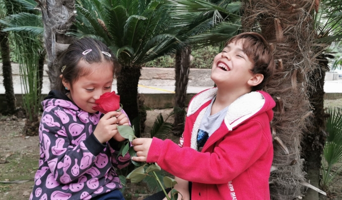 La Fundació Magone ven roses solidària per combatre la pobresa infantil i juvenil. Font: Fundació Magone